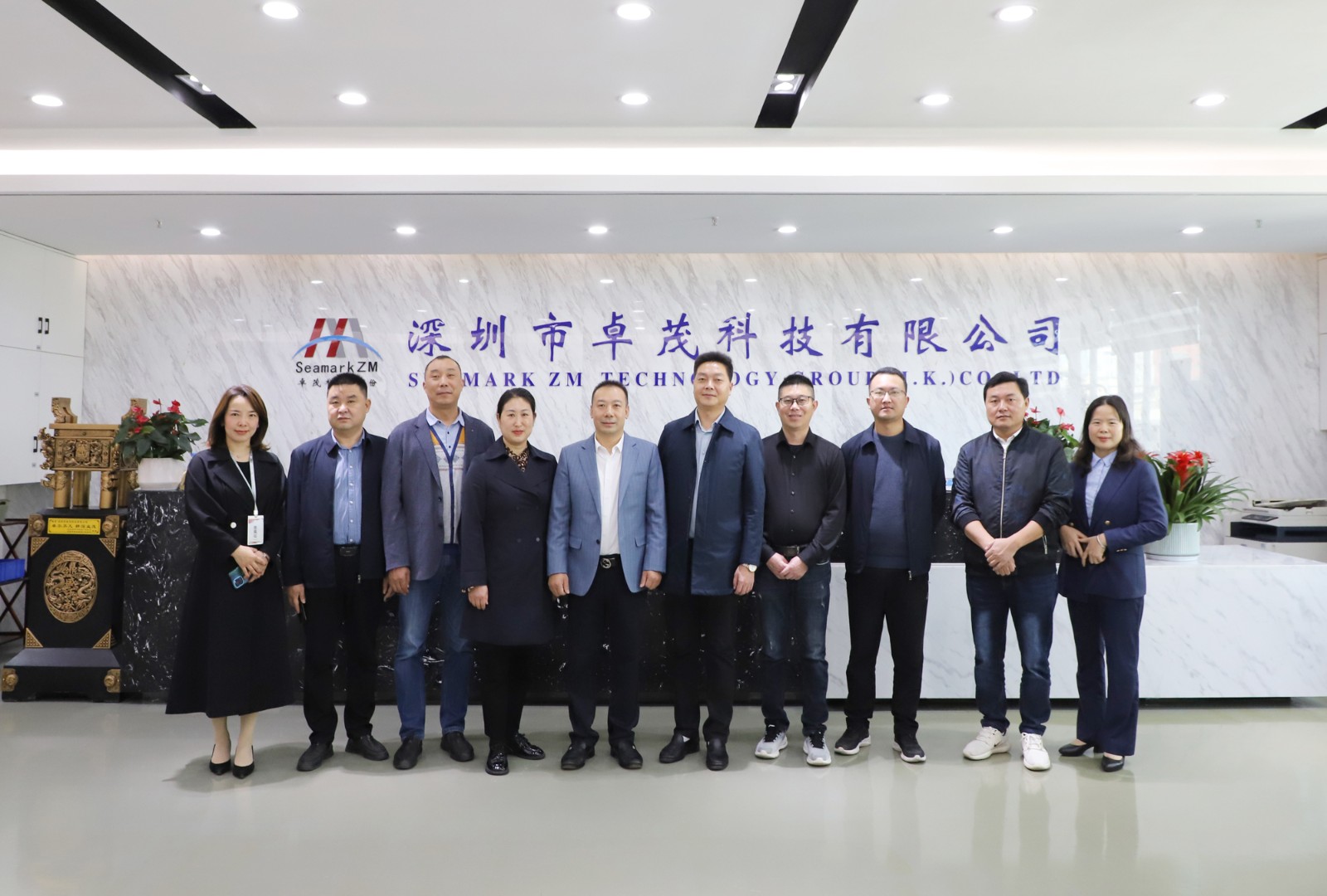 聞總與湖北省保康縣政府副縣長(zhǎng)龔夫一行合影.jpg